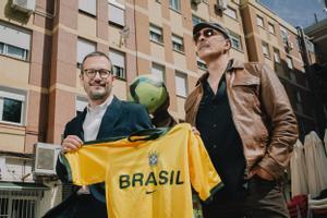 El actor Roberto Álamo y el director David Serrano posan en el madrileño barrio de La Elipa de Madrid donde se rodó ’Días de fútbol’.