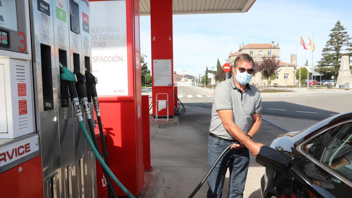 Un hombre llena el depósito de su coche en una gasolinera española de Salamanca.