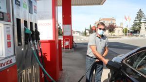 Un hombre llena el depósito de su coche en una gasolinera española de Salamanca.