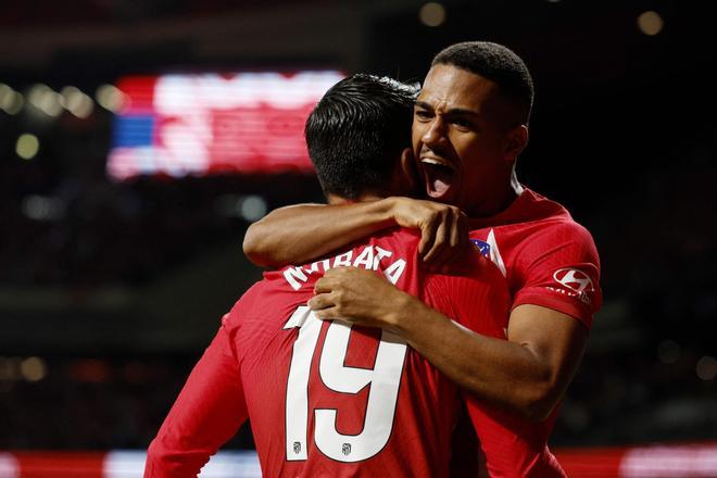 Samu Lino abraza a Álvaro Morata tras el primer gol del Atlético frente al Real Madrid.