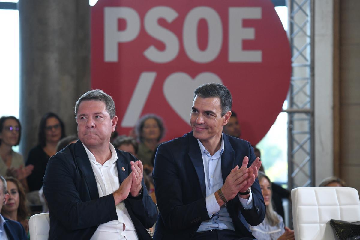 El presidente de Castilla-La Mancha, Emiliano García-Page, junto al presidente del Gobierno, Pedro Sánchez.