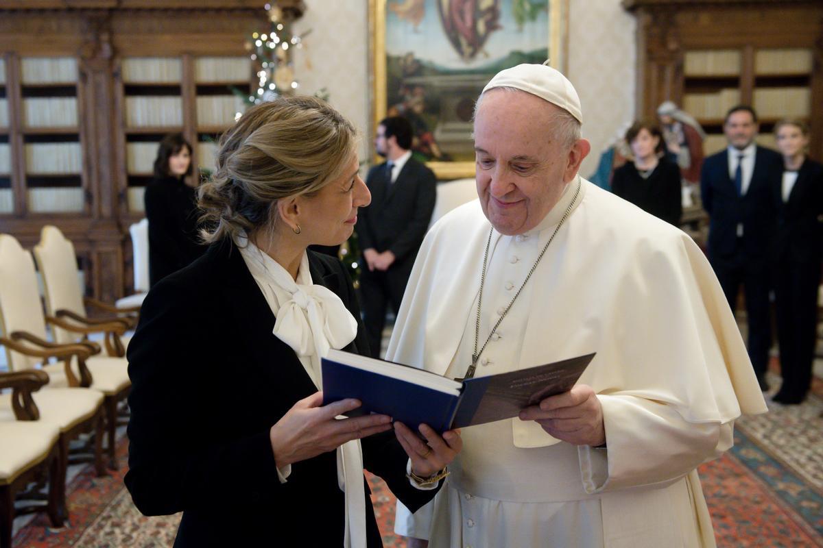 La vicepresidenta segunda, Yolanda Díaz, junto al papa Francisco durante un encuentro en la Biblioteca Apostólica del Vaticano
