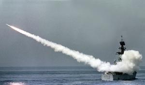 Ejercicio de lanzamiento de misiles de las 31 y 41 escuadrillas de fragatas en maniobras militares en la Bahía de Cádiz en abril de 1998.