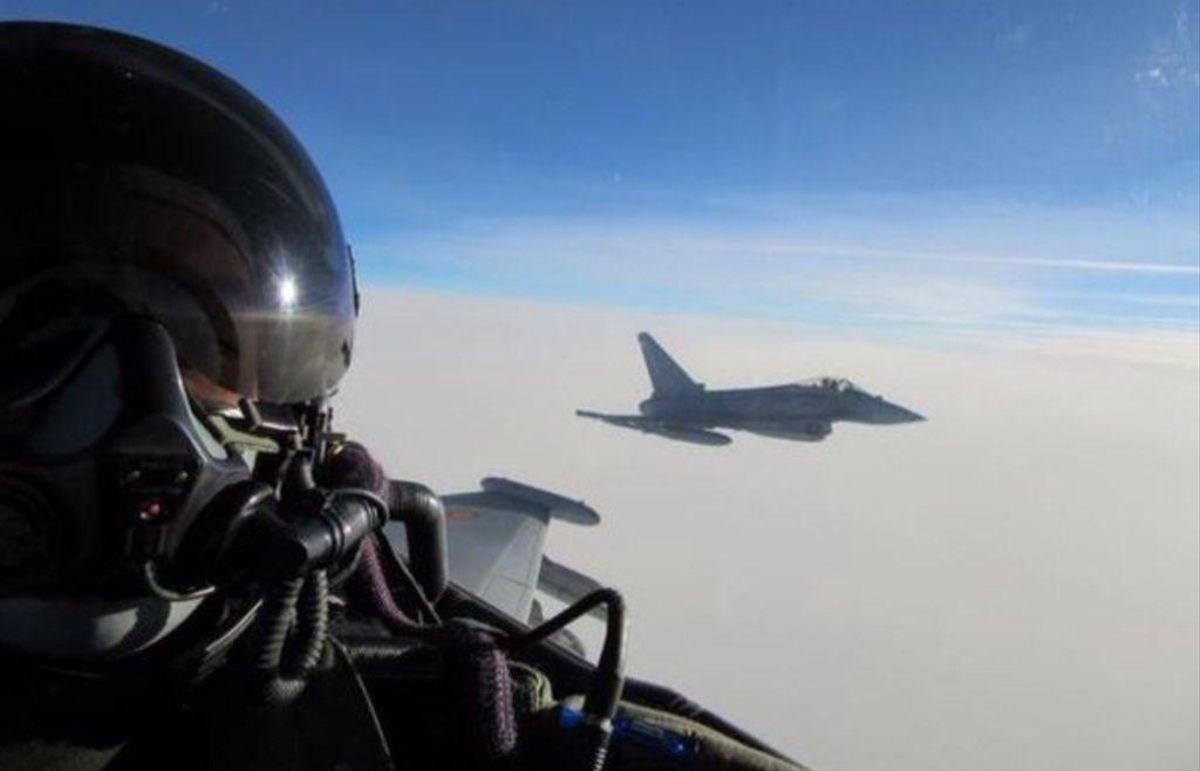 Cazas Eurofighter españoles, de patrulla en una anterior rotación de la misión OTAN de Policía Aérea Báltica. Cazas Eurofighter españoles, de patrulla en una anterior rotación de la misión OTAN de Policía Aérea Báltica.