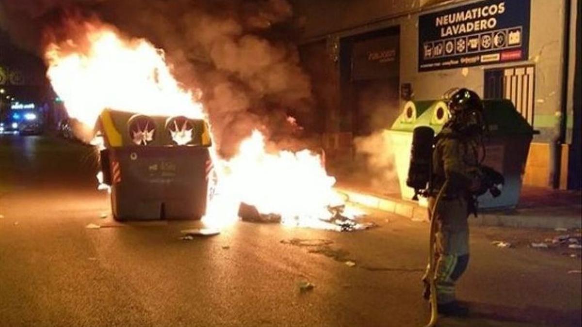 A pedradas contra bomberos y policías en las fiestas de una pedanía de Murcia