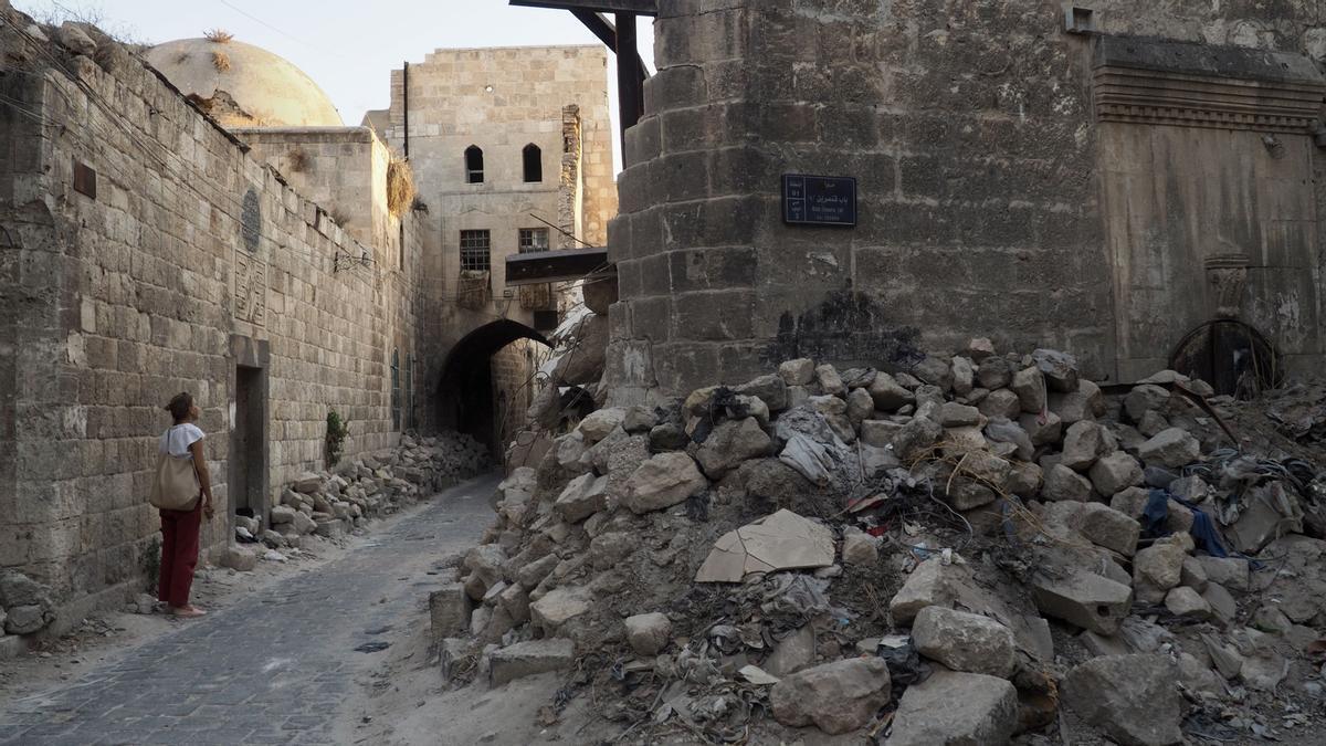 Una turista observa las ruinas de la ciudad antigua de Alepo (Siria).