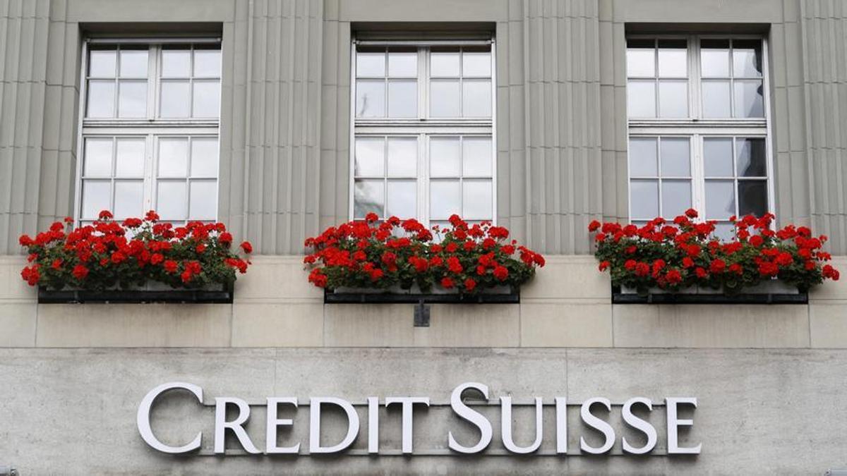 Logo del banco suizo Credit Suisse en una oficina de Berna.