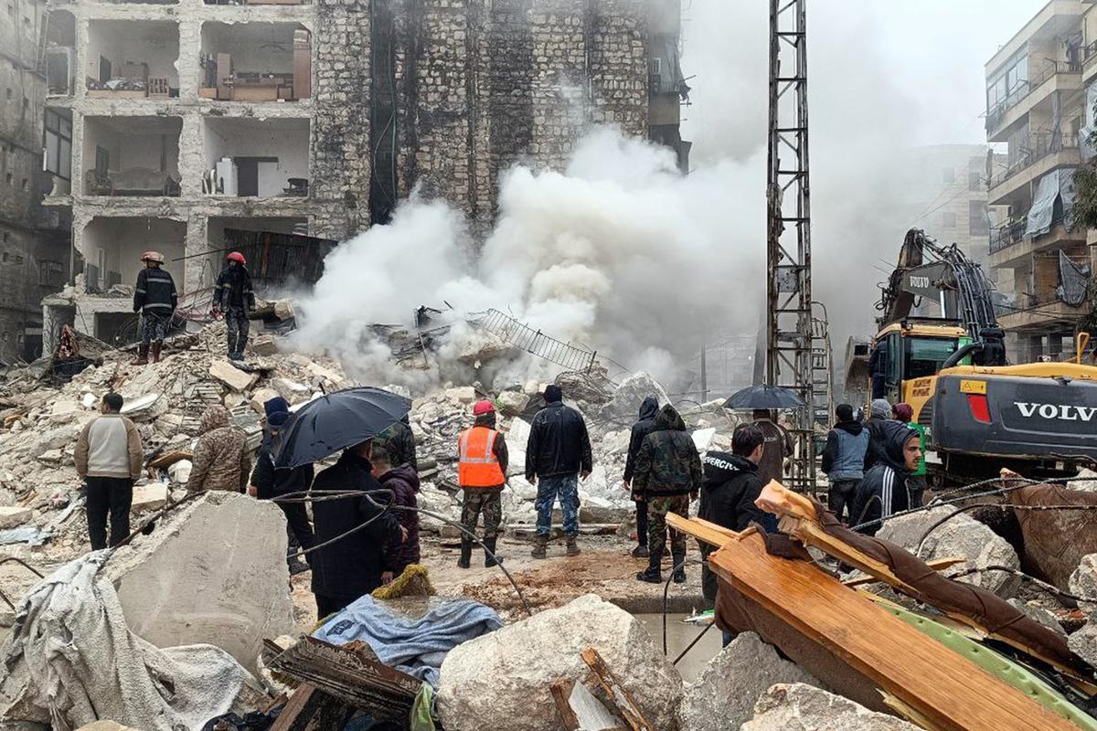 Daños materiales tras el derrumbe de un edificio en la ciudad siria de Alepo.
