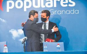 El líder del PP, Pablo Casado, junto al presidente de la Junta de Andalucía, Juanma Moreno.