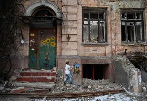 La errática estrategia militar de Rusia en Ucrania: de la guerra relámpago al repliegue en el Donbás