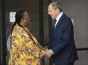 El ministro de Exteriores de Rusia, Serguéi Lavrov, saluda a su homóloga sudafricana, Naledi Pandor, en Pretoria.