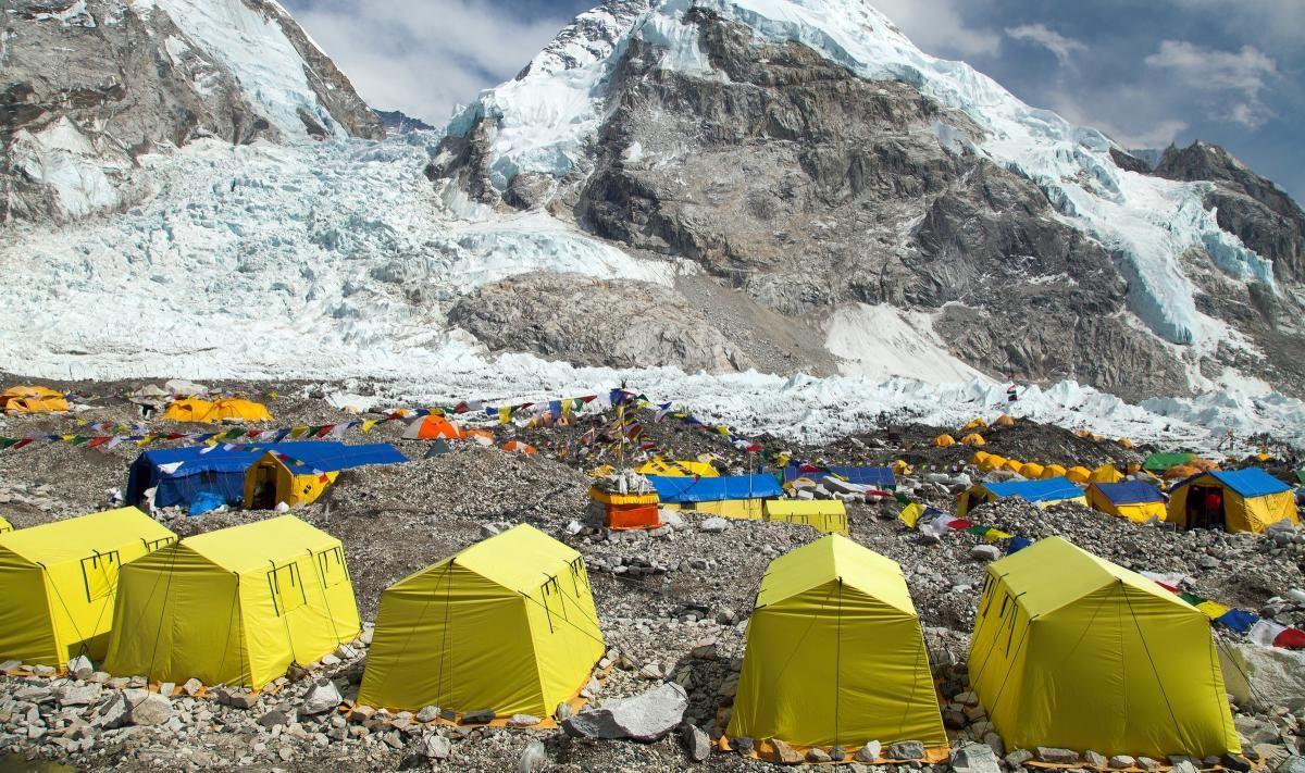 La orina de miles de escaladores del Everest está derritiendo un glaciar