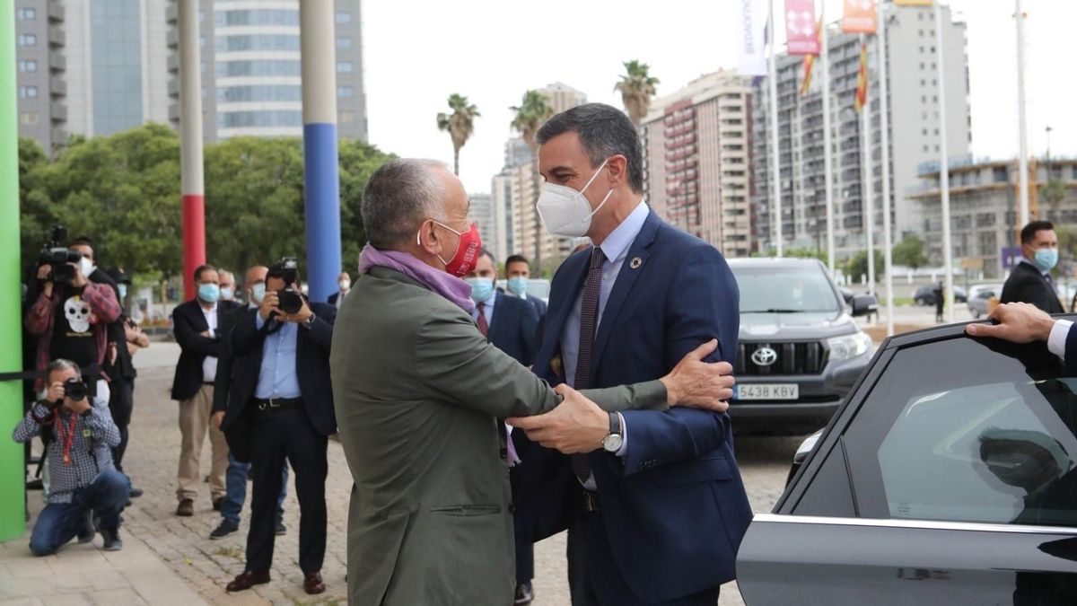 El presidente del Gobierno, Pedro Sánchez, junto con el secretario general de UGT, Pepe Álvarez, en una imagen de archivo en Valencia. El presidente del Gobierno, Pedro Sánchez, junto con el secretario general de UGT, Pepe Álvarez, en una imagen de archivo en Valencia.