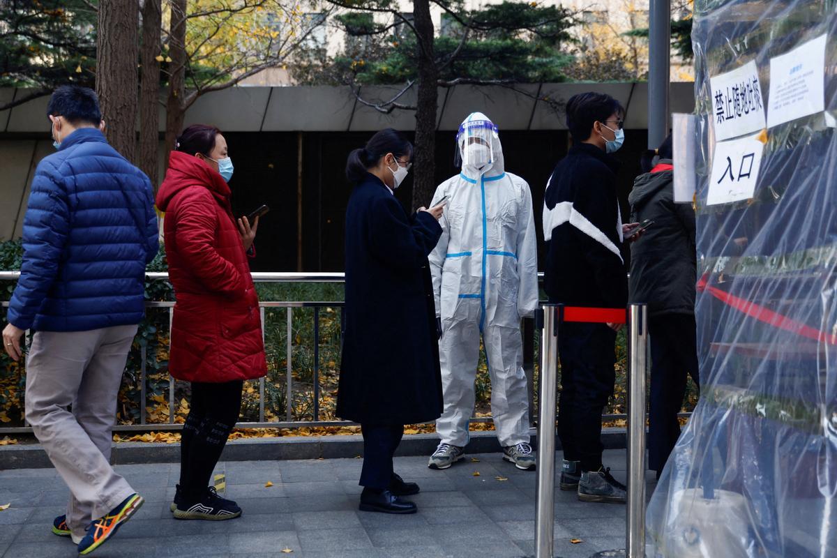 Ciudadanos de Pekín esperan a realizarse una PCR