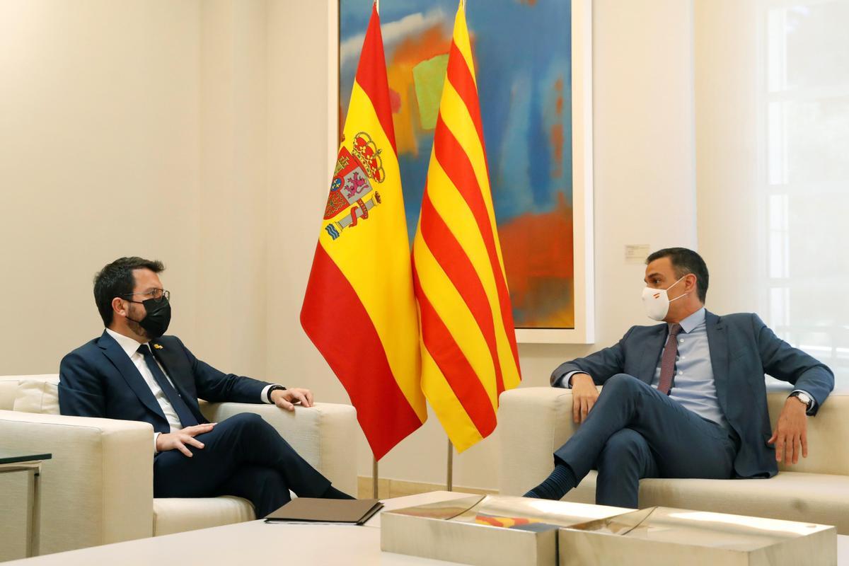 El jefe del Ejecutivo, Pedro Sánchez, y el president de la Generalitat, Pere Aragonès, en una reunión en La Moncloa. 