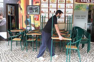Un empleado de un restaurante trabaja en Lisboa, en una imagen de archivo.