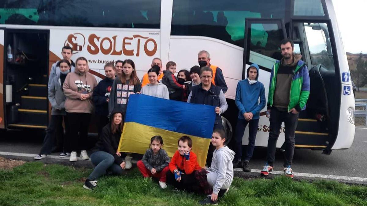 Parte de los menores y sus familias que Chernobileko Umeak ha traído a España en autobús.