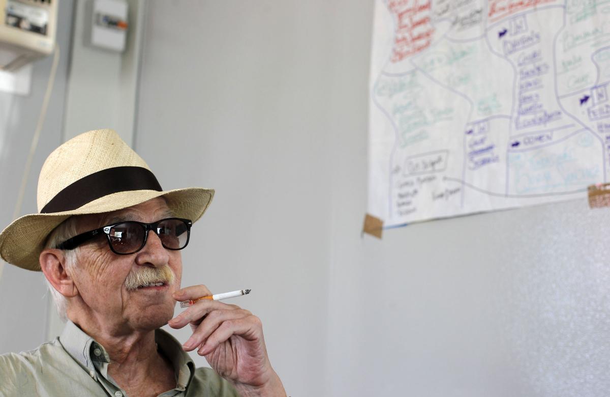 El filósofo Antonio Escohotado fuma un cigarro durante el festival Rototom