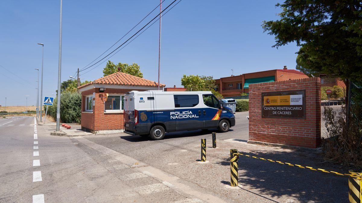 Entrada de un furgón policial por el acceso al centro penitenciario de Cáceres. 