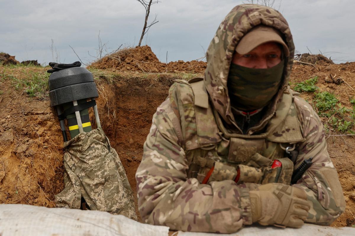 18 de abril de 2022.- Un soldado ucraniano junto a un misil anti-tanque Javelin espera el ataque ruso en su posición de la región de Donetsk.