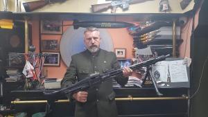 El excónsul honorario de Rusia en Montenegro, Boro Djukic, posa con un arma en una imagen colgada en sus redes sociales.