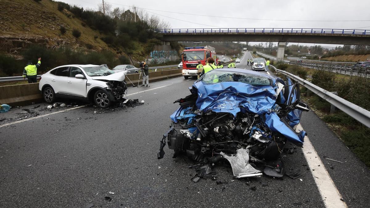 Muere un hombre en una colisión con un coche que invadió la mediana de la autovía en Pontevedra