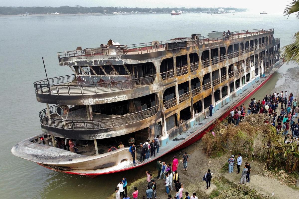Al menos 36 muertos al incendiarse una embarcación en Bangladesh