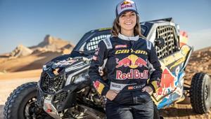 Cristina Gutiérrez, pilota del equipo oficial Red Bull Can-Am, ante el ‘buggy’ con el que correrá este Dakar.