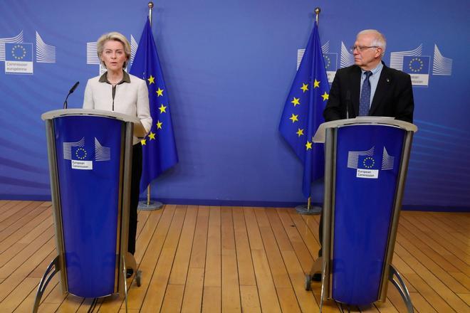 La presidenta de la Comisión Europea, Úrsula Von der Layen, y el vicepresidente, Josep Borrell, durante la comparecencia ante los medios de este domingo.