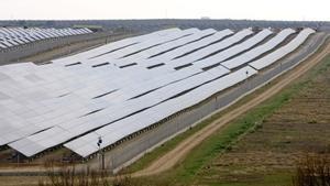 Miles de placas fotovoltaicas cubren parte de las 160 hectáreas que ocupaba la antigua balsa de residuos de la mina de Aznalcóllar.