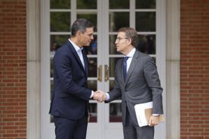El presidente del Gobierno, Pedro Sánchez, y el líder de la oposición, Alberto Núñez Feijóo, hace tres semanas, en la reunión en Moncloa que dio pie al desbloqueo de las conversaciones sobre el CGPJ. 