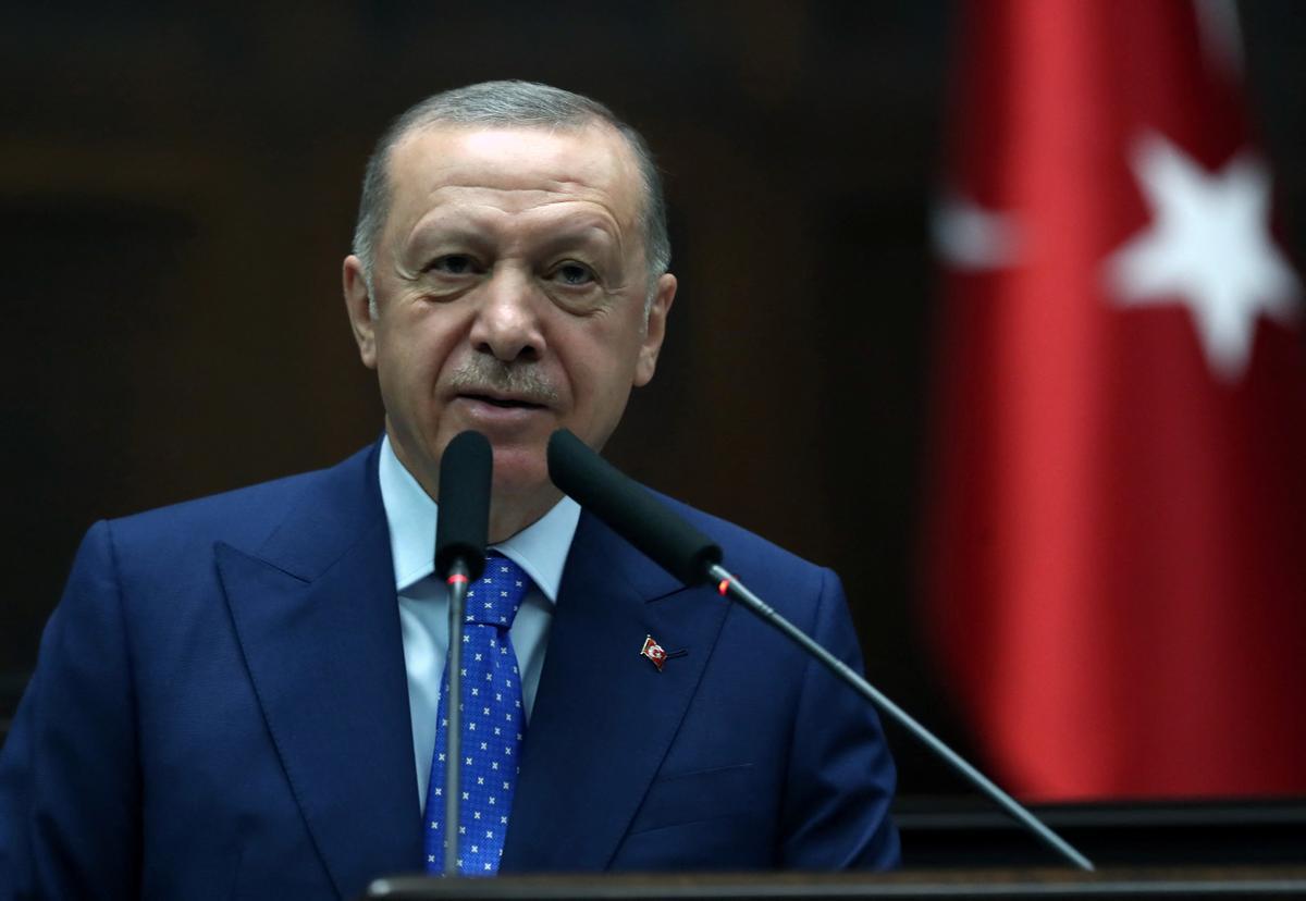 18 de mayo de 2022.- El presidente turco Tayyip Erdogan se dirige a los miembros de su partido, el AKP, durante un encuentro en el Parlamento en Ankara. 