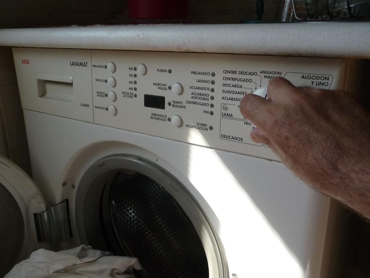 Los cambios en la factura de luz vuelven a hacer más barato poner la lavadora de madrugada. 