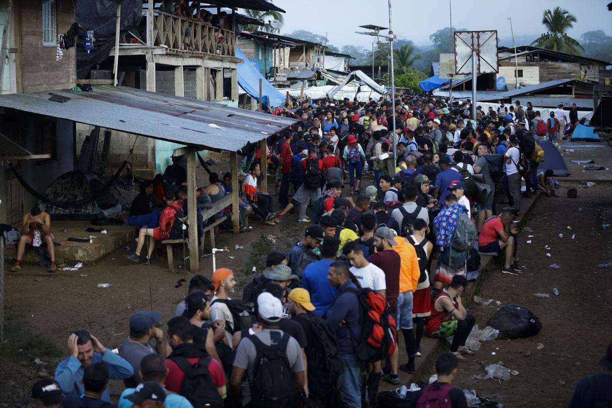 Migrantes hacen fila para ser enviados a una estación de recepción migratoria (ERM) de San Vicente en Metetí, en Bajo Chiquito (Panamá).