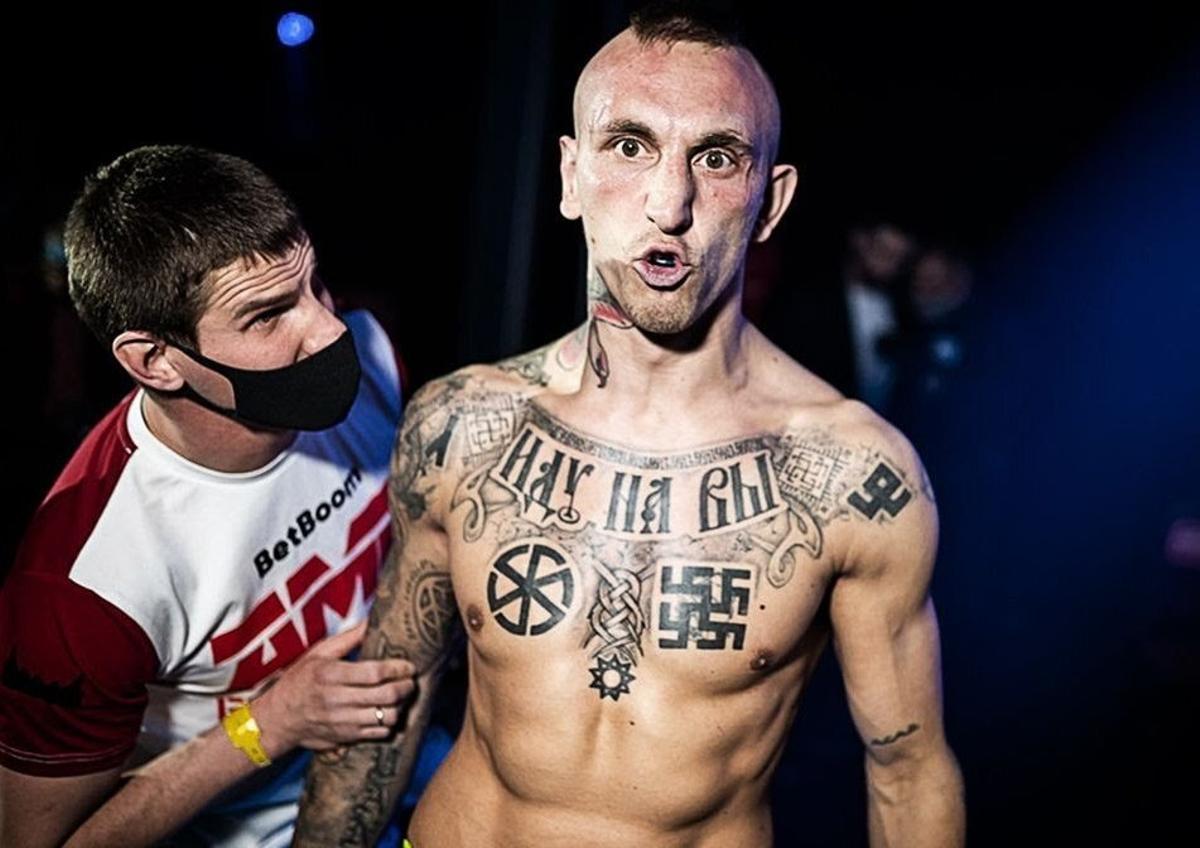 Imagen de Mijail Turkanov en un combate de las MMA donde pueden verse sus tatuajes nazis.