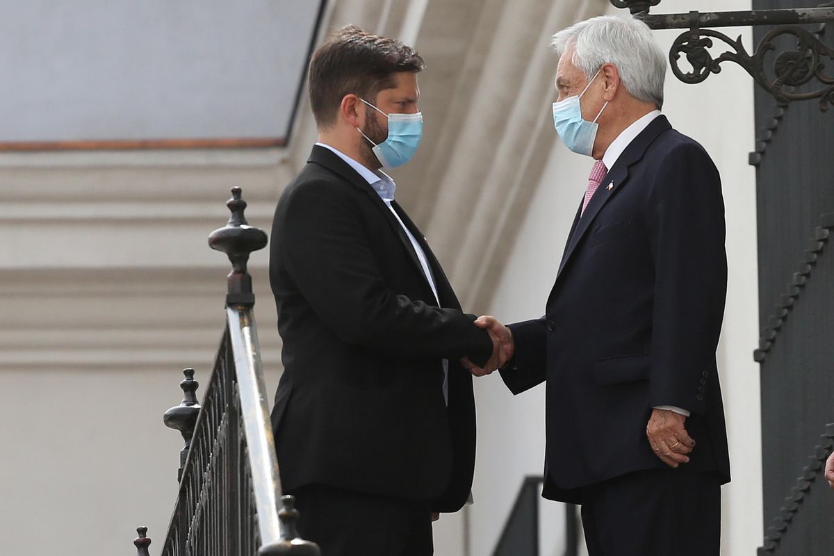 El presidente de Chile Sebastián Piñera (d) recibe al presidente electo Gabriel Boric, en el palacio de La Moneda, en Santiago (Chile). El presidente de Chile Sebastián Piñera (d) recibe al presidente electo Gabriel Boric, en el palacio de La Moneda, en Santiago (Chile).