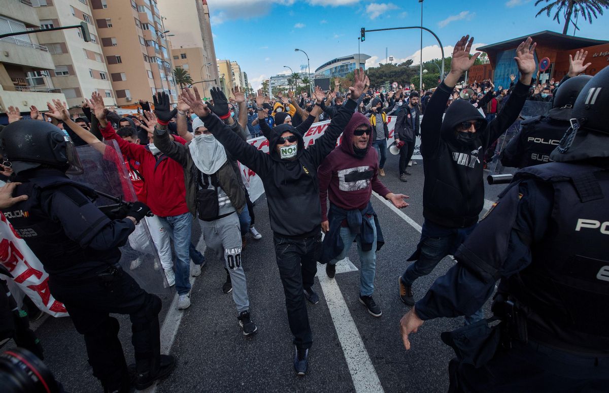 Jornada de disturbios en las protestas de los trabajadores del metal en Cádiz Jornada de disturbios en las protestas de los trabajadores del metal en Cádiz