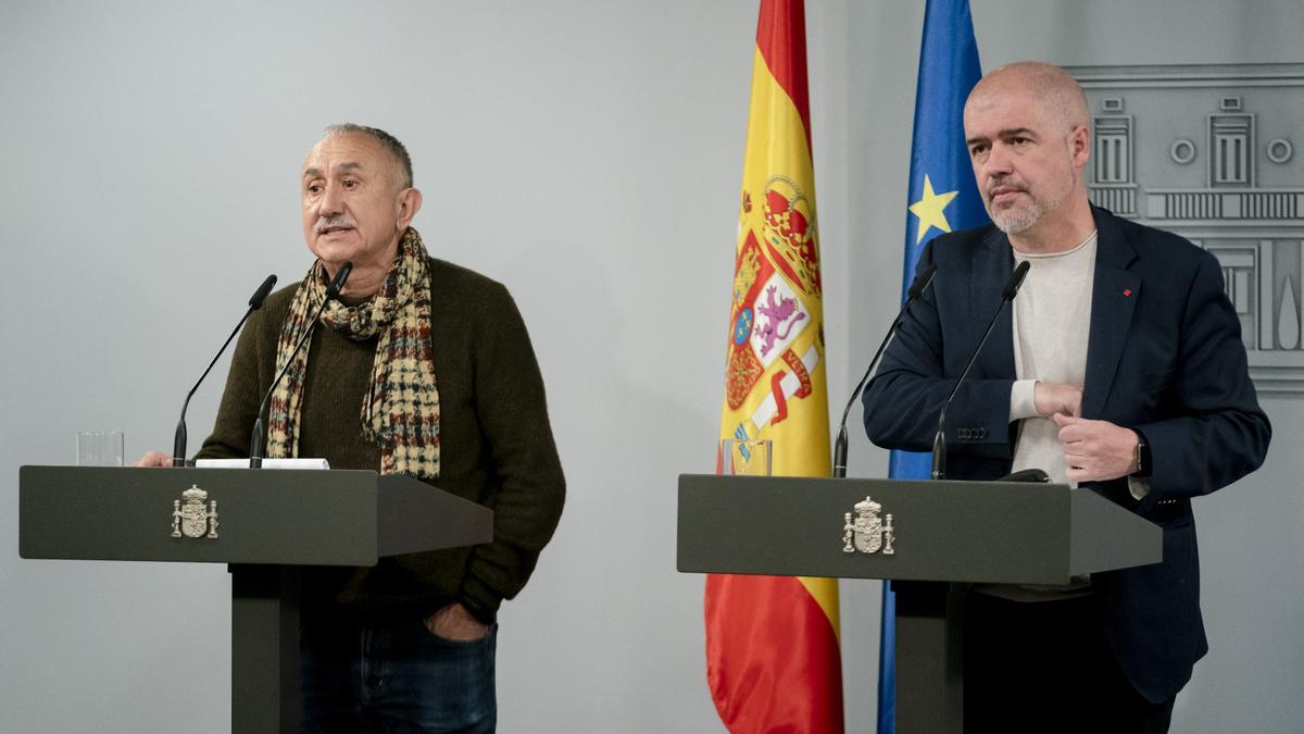 Los secretarios generales de UGT y de CCOO, Pepe Álvarez y Unai Sordo, en rueda de prensa en la Moncloa.