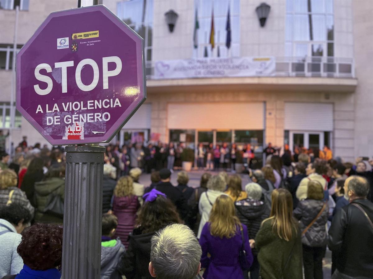 Un grupo de personas asiste a una concentración contra la violencia machista en Jaén, donde se colocó una vela por cada asesinada en este 2022. 