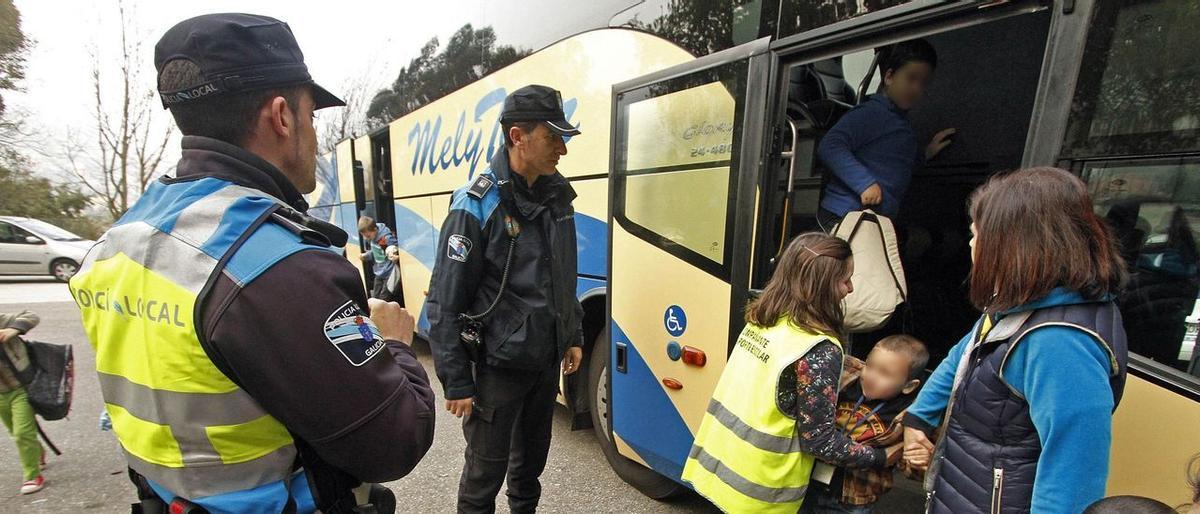El extraño caso de la niña de tres años que se quedó 'olvidada' un día entero en un autobús escolar