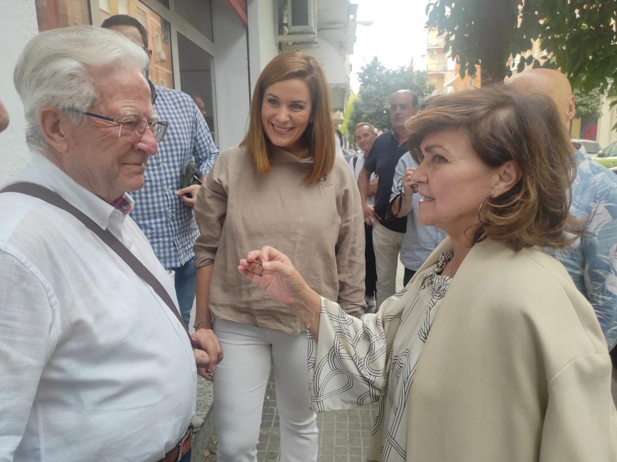 La ex vicepresidenta del Gobierno, Carmen Calvo, este miércoles, antes de participar en una conferencia en una agrupación socialista de Córdoba. 
