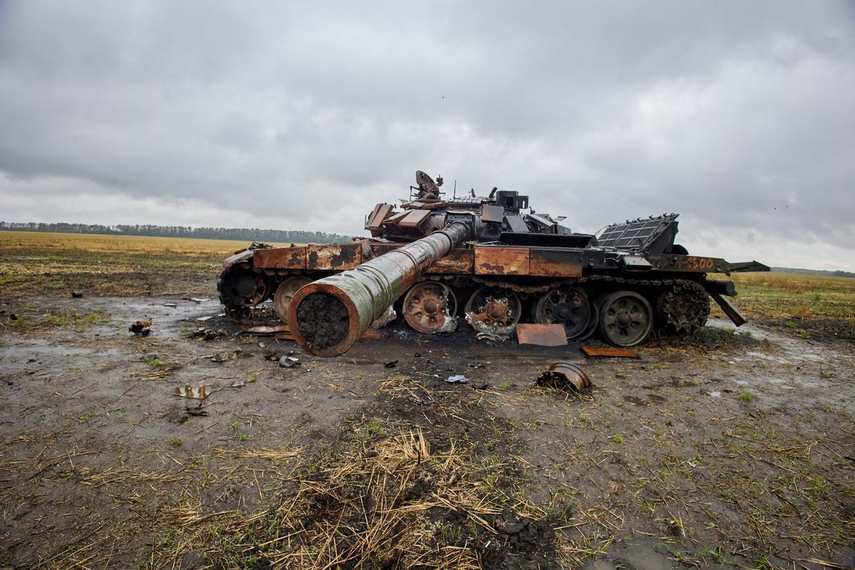 Un tanque ruso gravemente dañado en el distrito de Kupiansk Raion, Kharkiv Oblast, 23 de septiembre de 2022, donde una reciente contraofensiva de las fuerzas ucranianas provocó la retirada de las tropas rusas que ocupaban la zona.