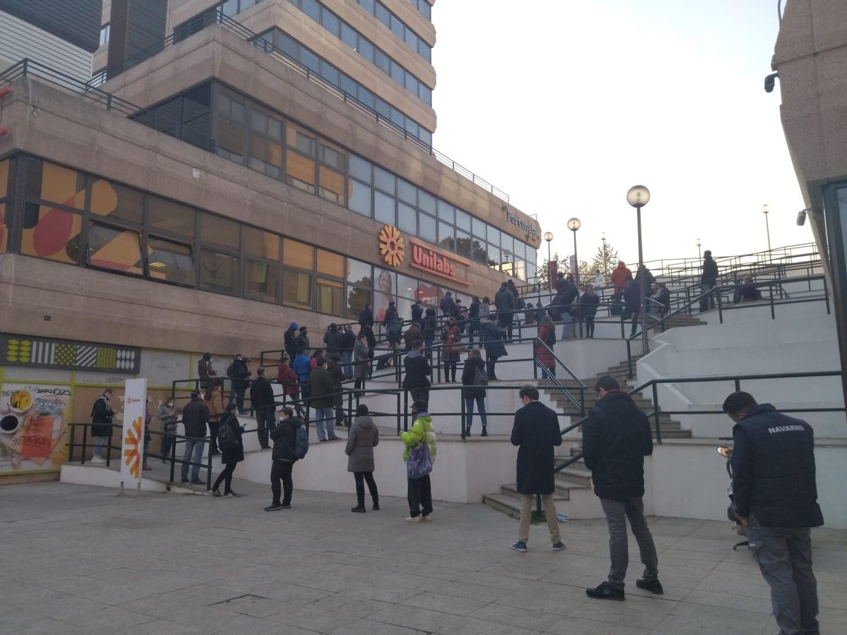 Colas ante uno de los centros de la cadena Unilabs el martes en Madrid. Colas ante uno de los centros de la cadena Unilabs el martes en Madrid.