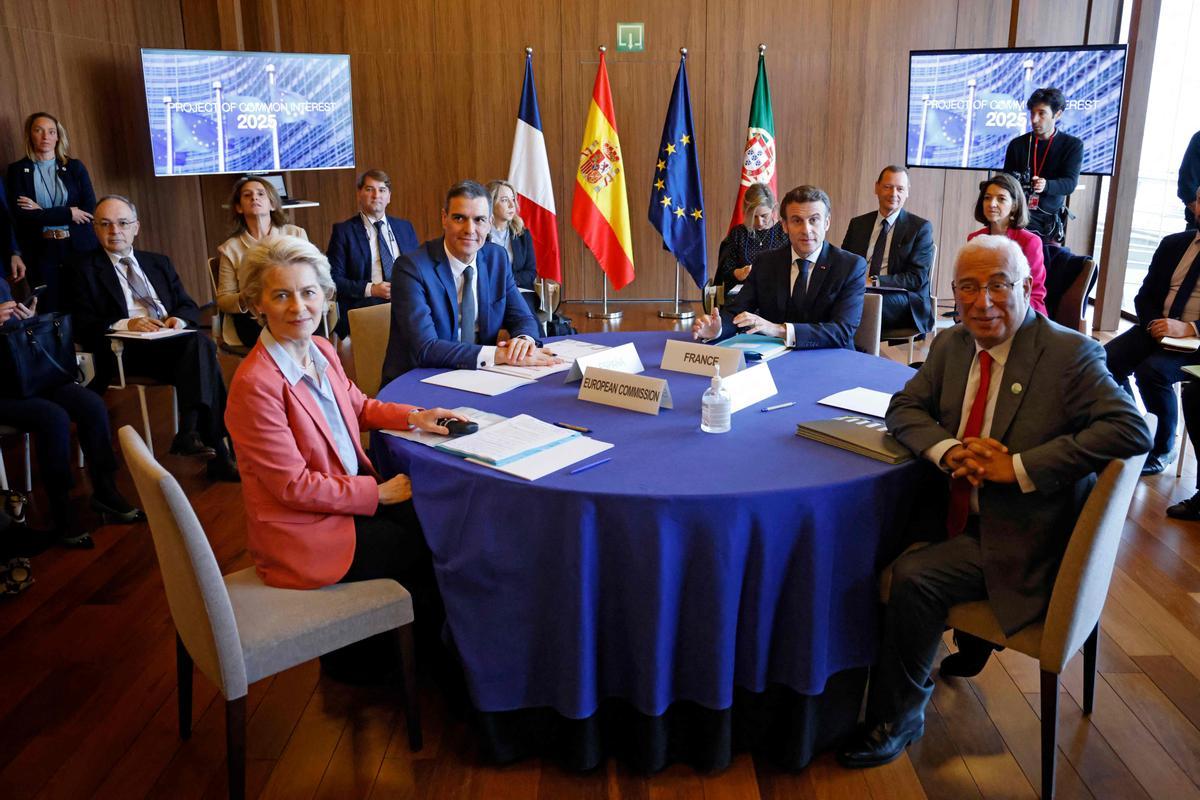  La presidenta de la Comisión Europea, Ursula Von der Leyen, el presidente francés, Emmanuel Macron, y el primer ministro portugués, Antonio Costa, junto a Pedro Sánchez. EPC