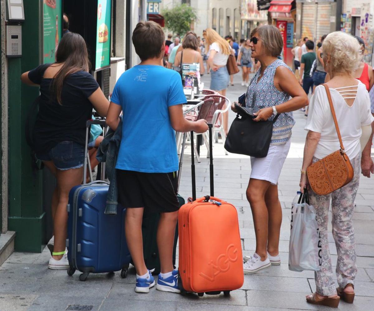 La llegada de turistas cae un 4,2 % hasta agosto, 660.000 viajeros menos |  El Periódico de España