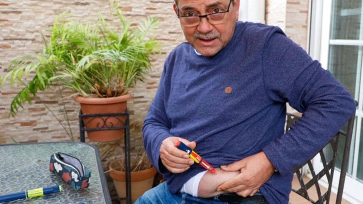 Un hombre se inyecta insulina Un hombre se inyecta insulina