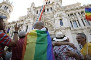 La bandera arcoíris, símbolo LGTBI, desplegada en la fachada del Palacio de Cibeles, sede del Ayuntamiento madrileño, en el año 2015.