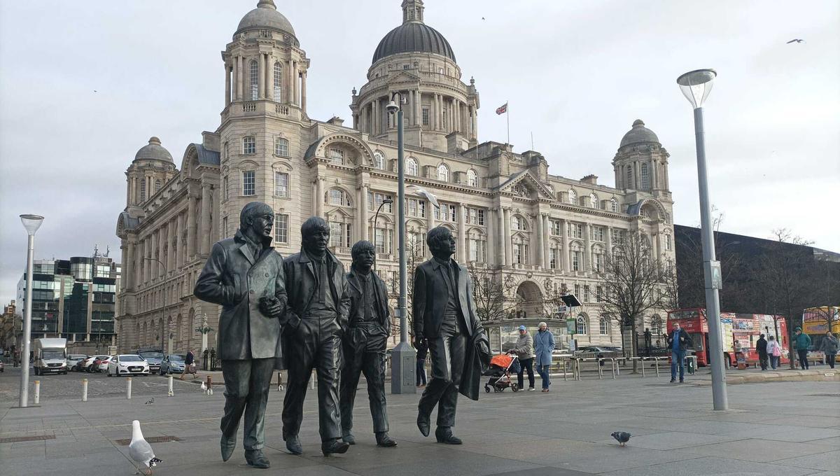 Estatua de los Beatles en el puerto de Liverpool.