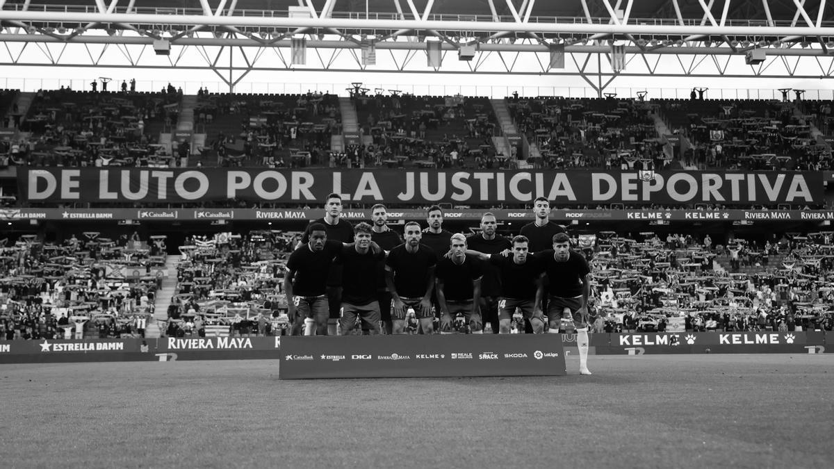 Los jugadores del Espanyol posan con camisetas negras antes del partido contra el Almería.
