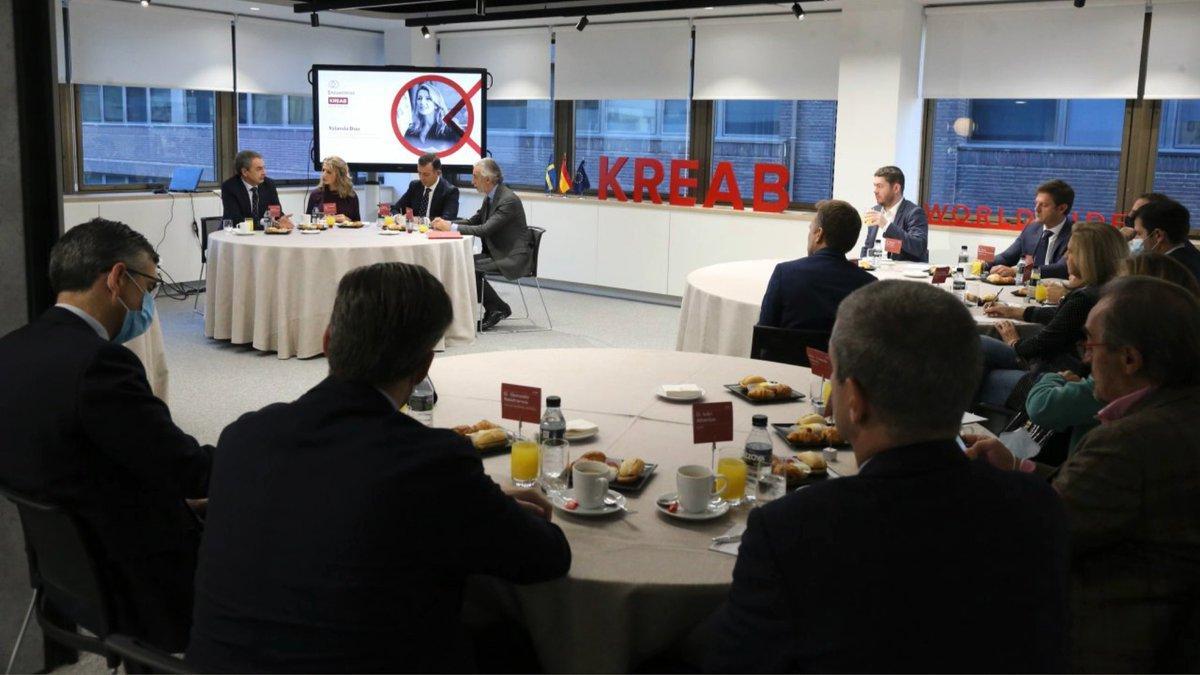 Yolanda Díaz en un desayuno informativo de la consultora Kreab junto al ex presidente José Luis Rodríguez Zapatero.			